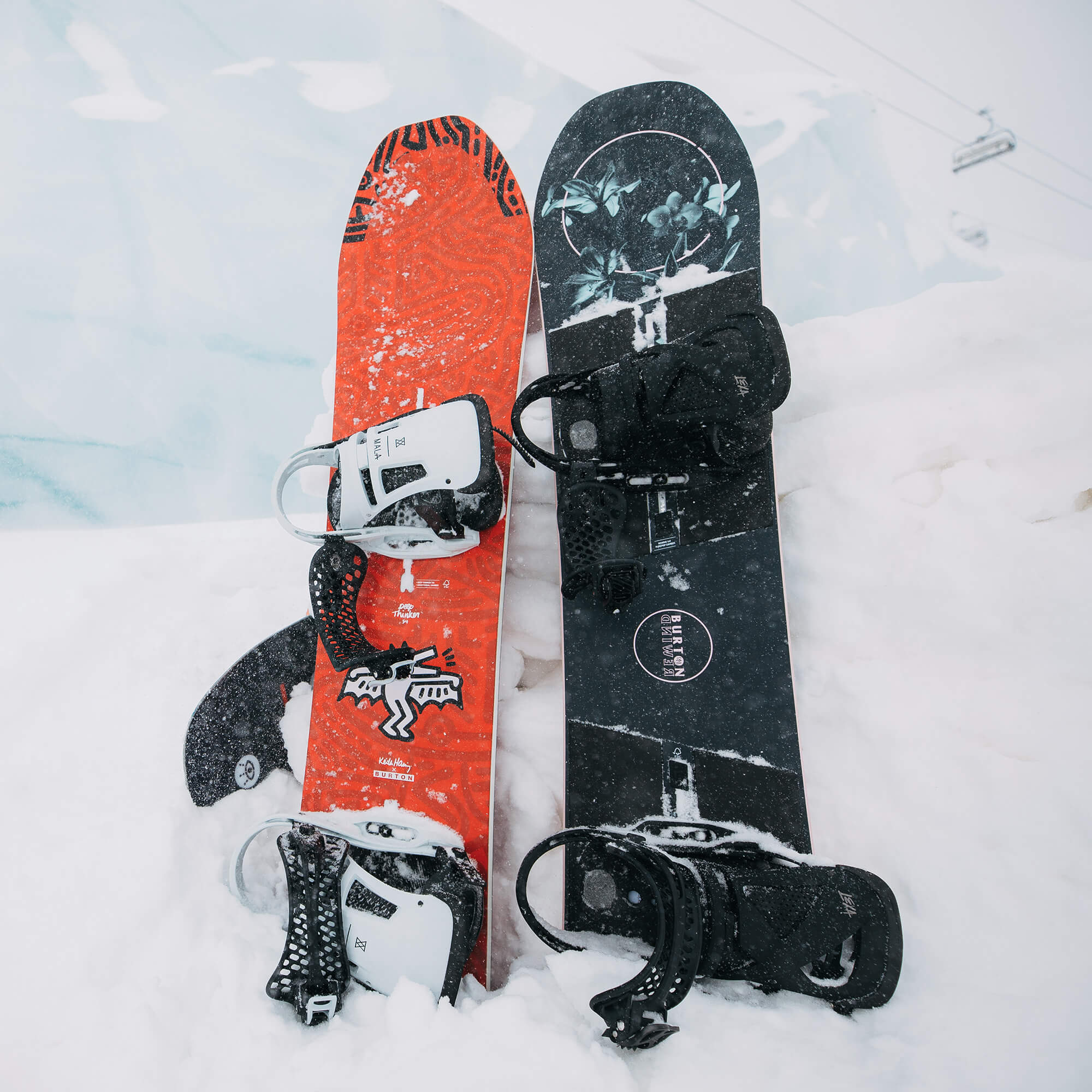 Snowboards in de sneeuw Burton