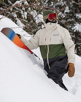 Snowboarder in poedersneeuw