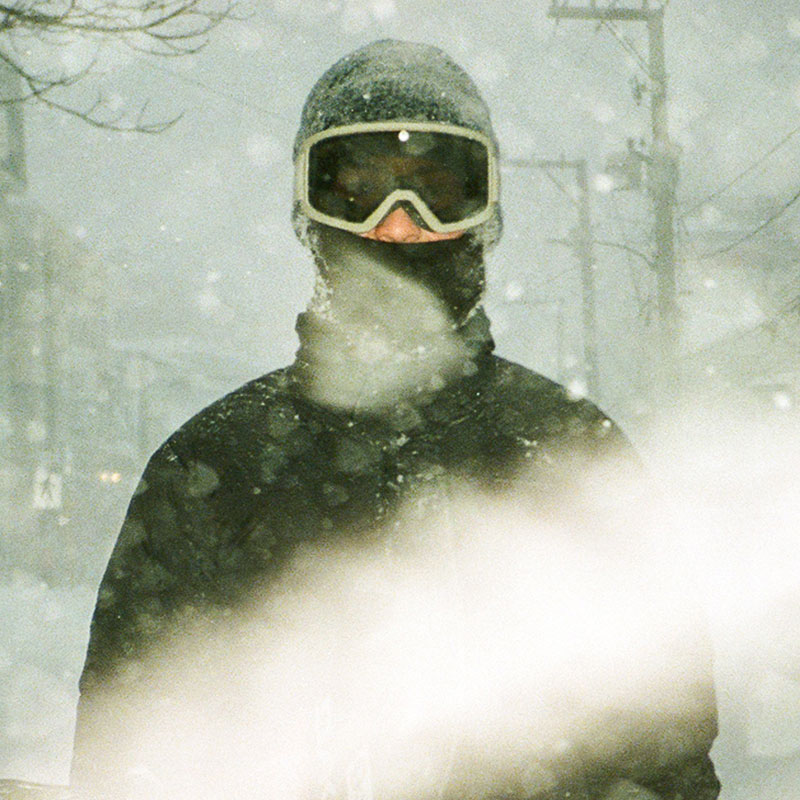 Snowboard man met goggle